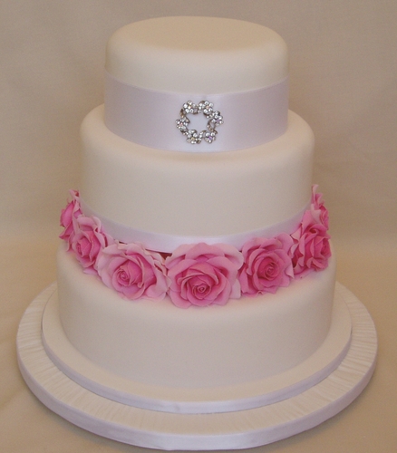 Brooch and Roses Wedding Cake