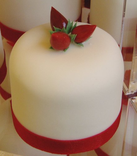 Red Flowers and Berries Gift Cakes