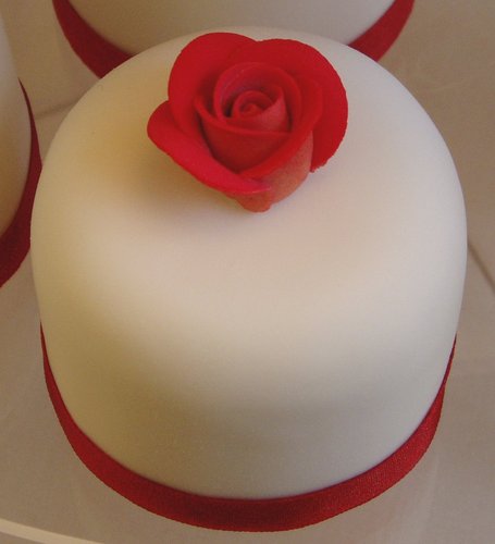 Red Flowers and Berries Gift Cakes
